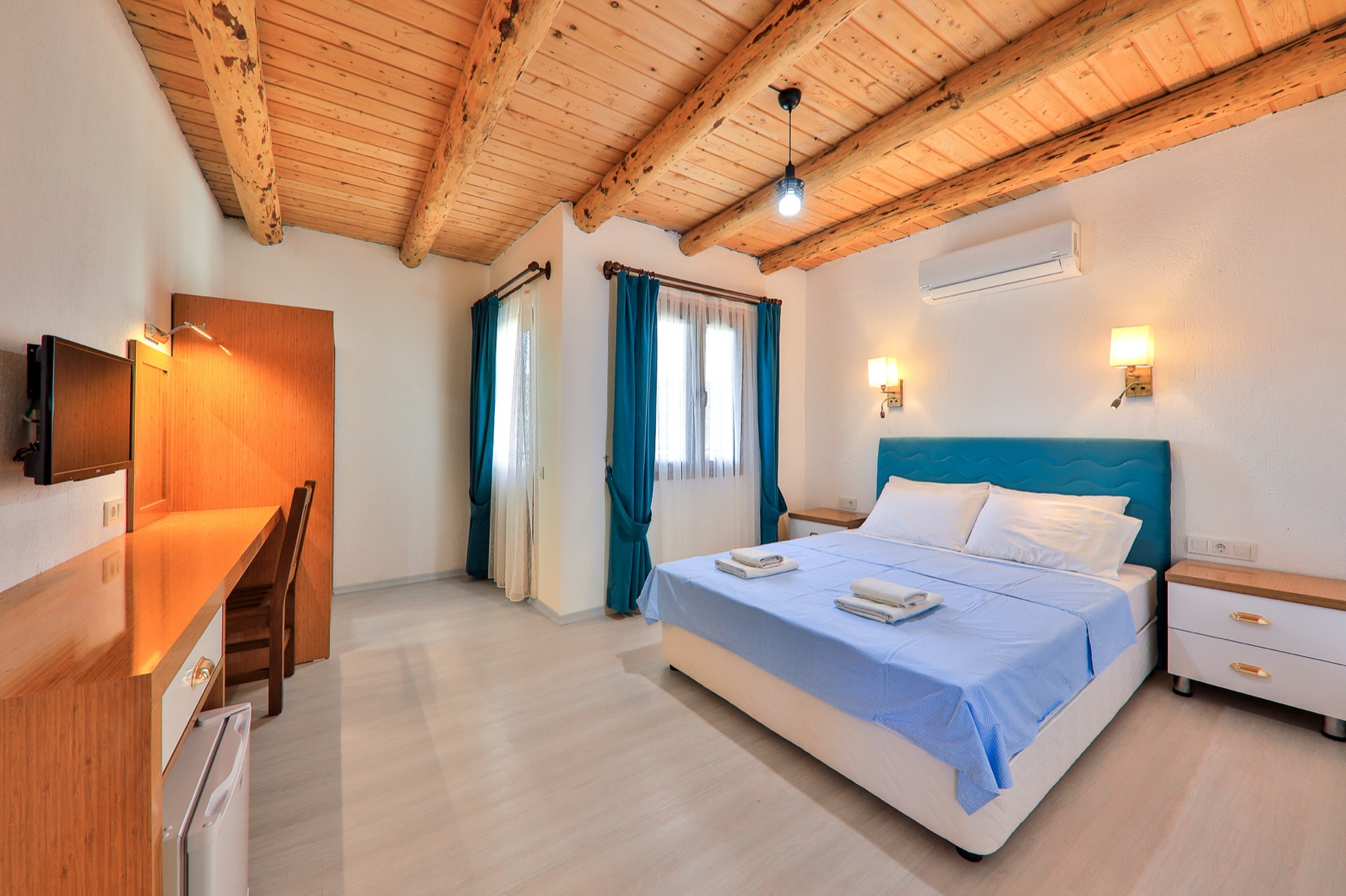 Bed and seating layout in the superior double room