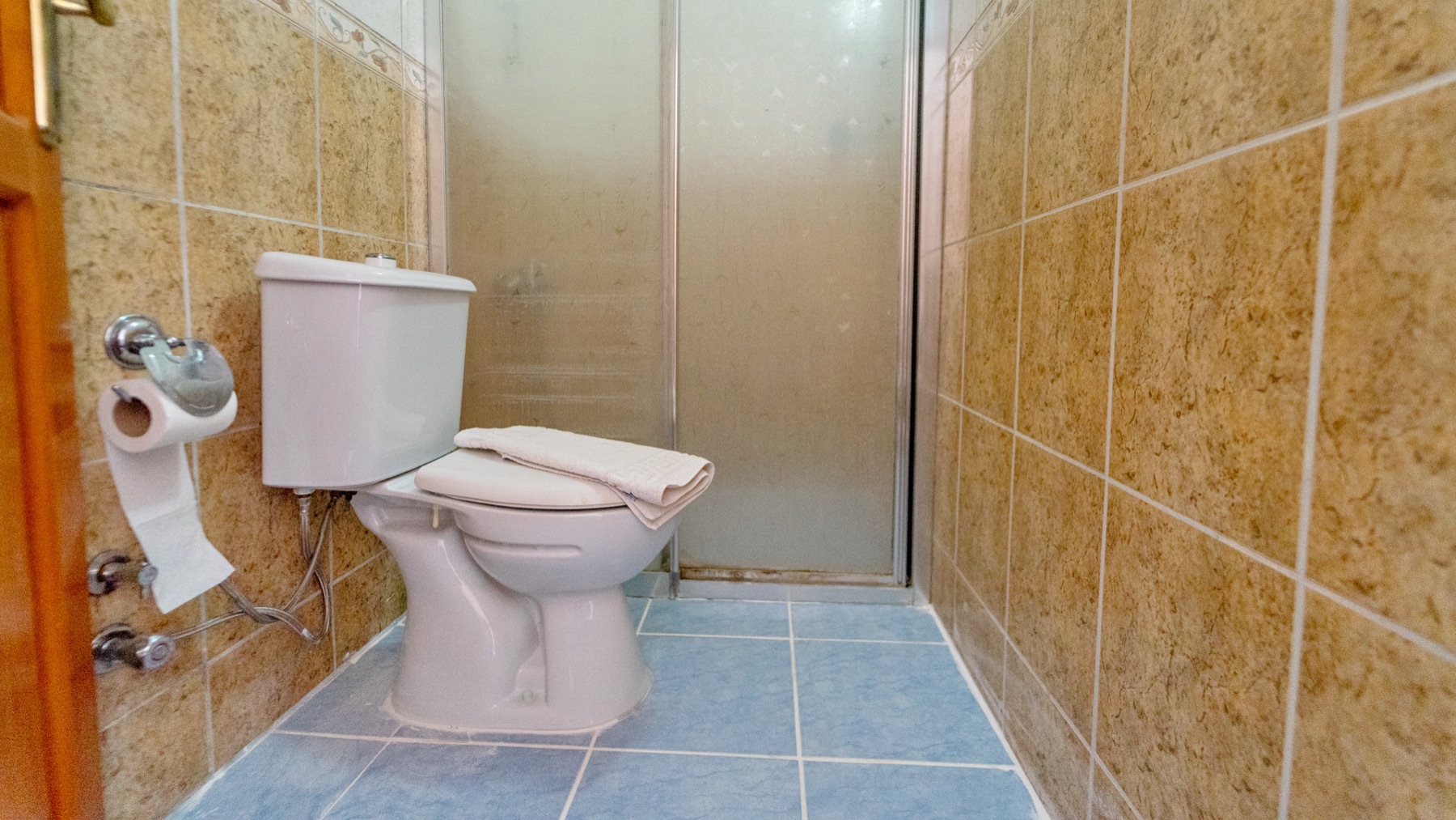 Bathroom area of the economy triple room